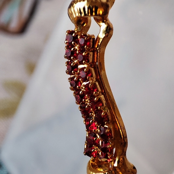 Ruby Garnet Red Rhinestone Prong Set Vintage Gold Tone Bangle Bracelet EUC - Picture 2 of 9